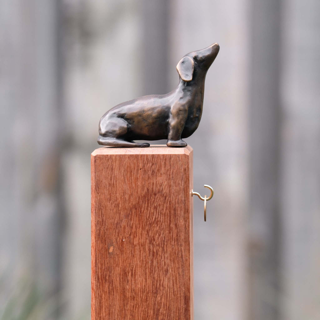 Neptune_Dog_on_Memorial_Post_4